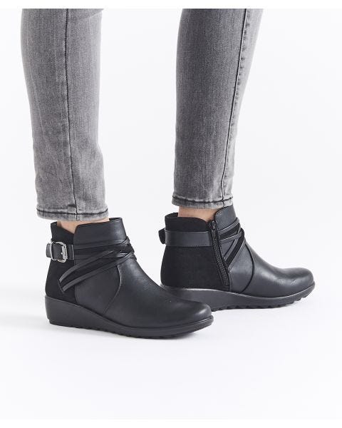 Cushion-walk Cross Over Strap Boots